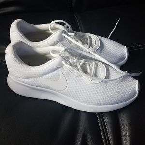 White nike tanjun